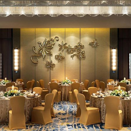 Отель Courtyard By Marriott Zhengzhou East Экстерьер фото