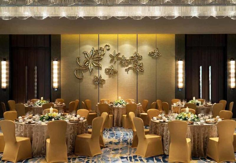 Отель Courtyard By Marriott Zhengzhou East Экстерьер фото