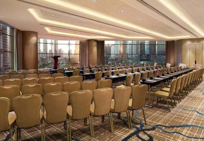 Отель Courtyard By Marriott Zhengzhou East Экстерьер фото