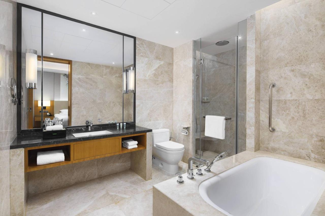 Отель Courtyard By Marriott Zhengzhou East Экстерьер фото