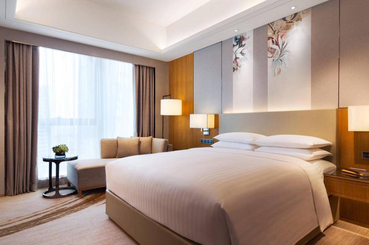 Отель Courtyard By Marriott Zhengzhou East Экстерьер фото