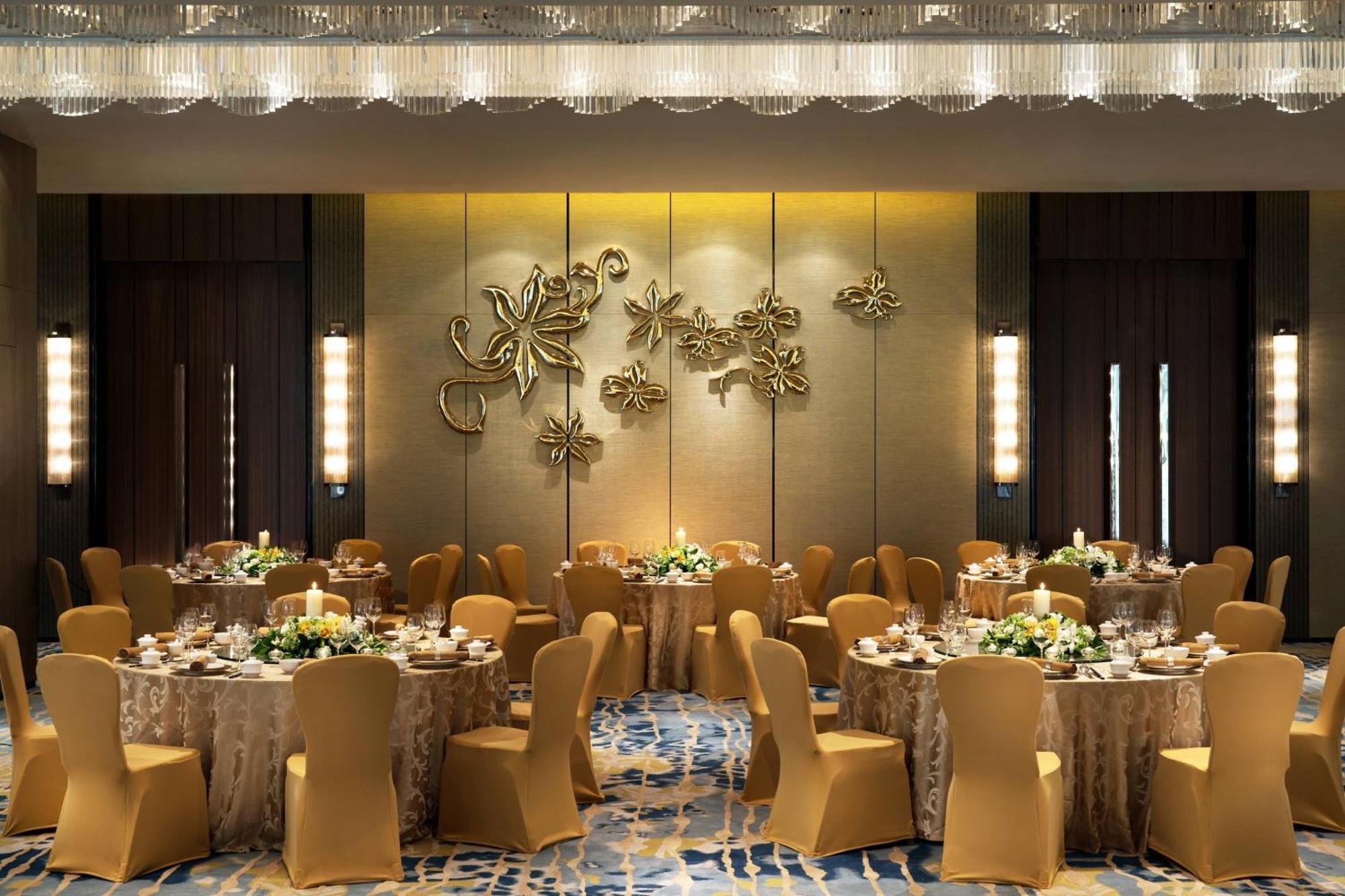 Отель Courtyard By Marriott Zhengzhou East Экстерьер фото