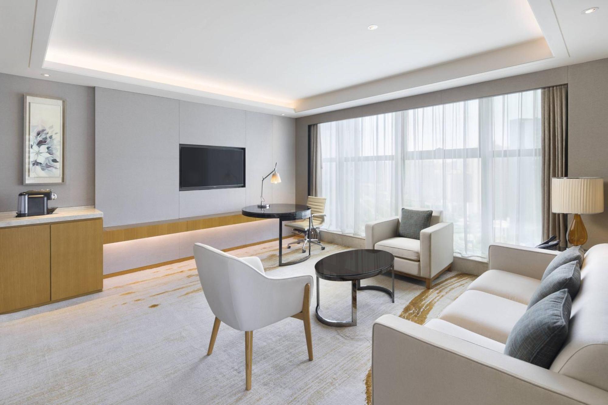 Отель Courtyard By Marriott Zhengzhou East Экстерьер фото