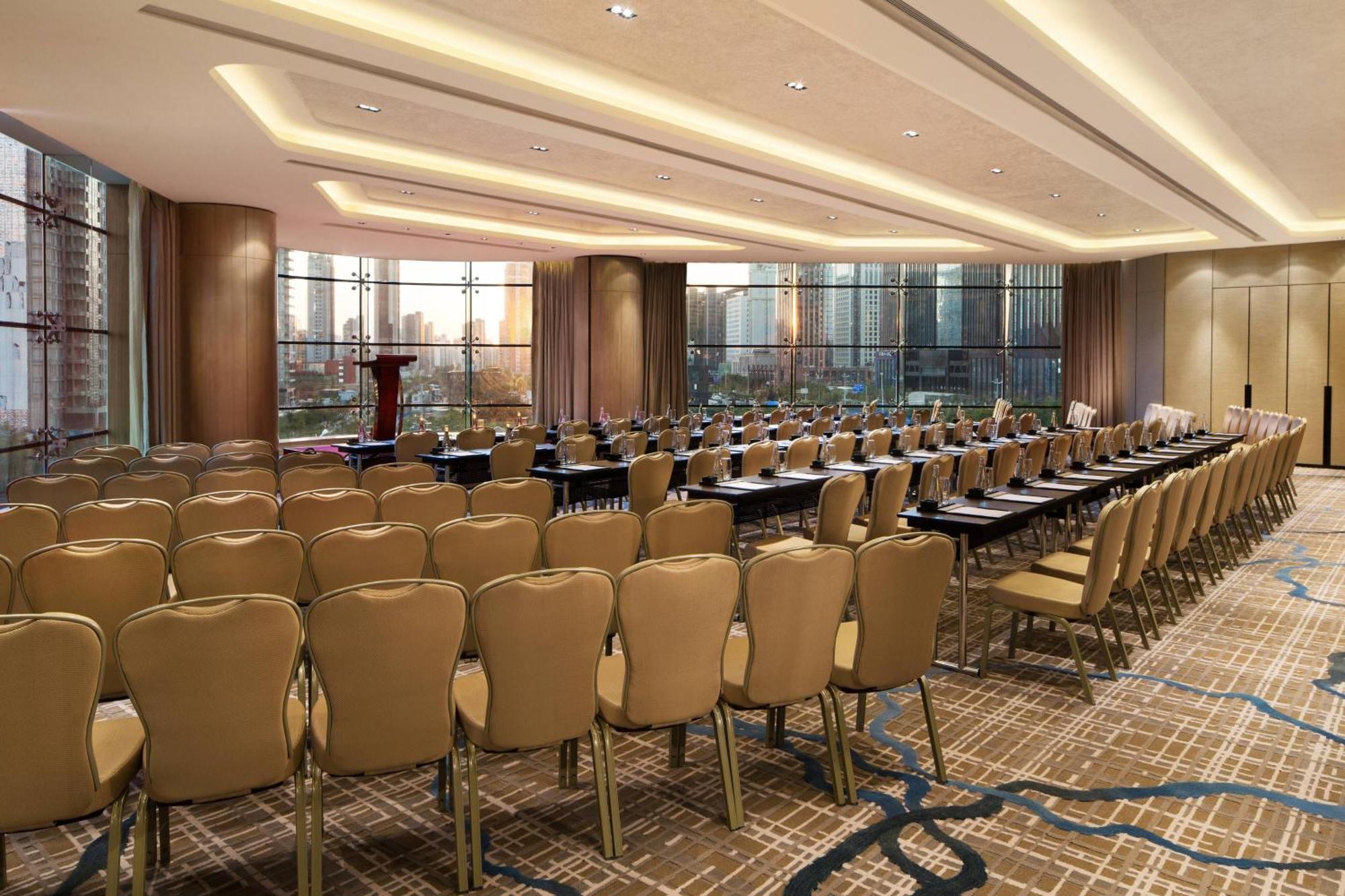 Отель Courtyard By Marriott Zhengzhou East Экстерьер фото