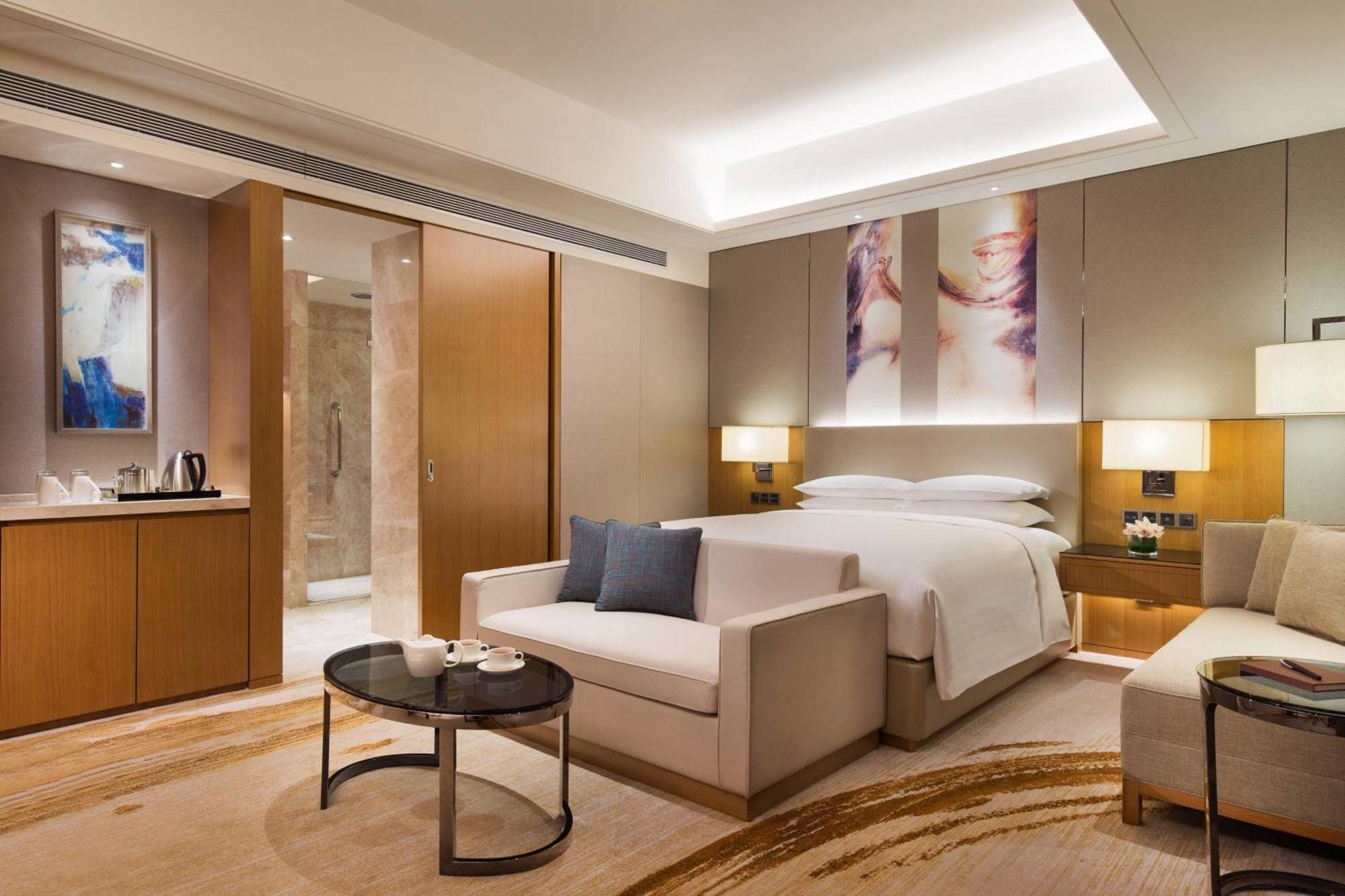 Отель Courtyard By Marriott Zhengzhou East Экстерьер фото