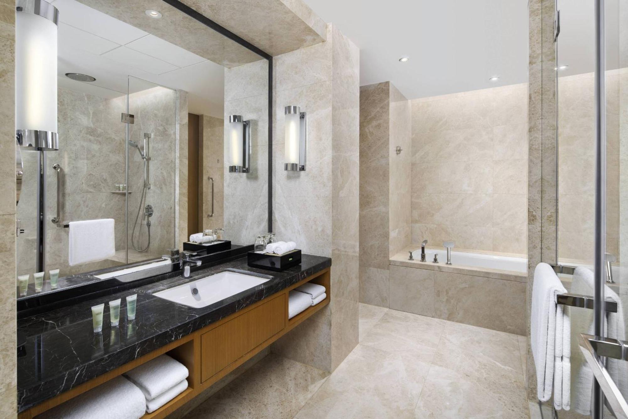 Отель Courtyard By Marriott Zhengzhou East Экстерьер фото