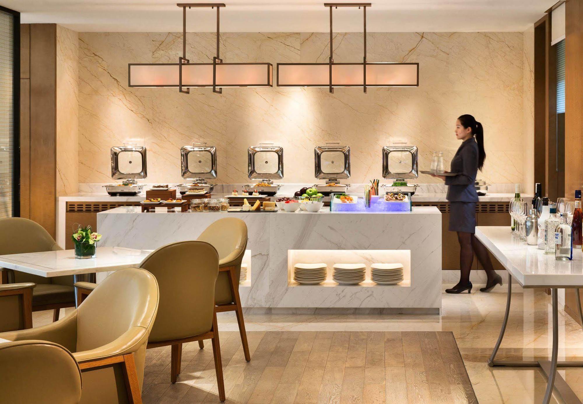 Отель Courtyard By Marriott Zhengzhou East Экстерьер фото
